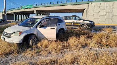 Conductora sufre salida de camino en su Honda CRV en Frontera 