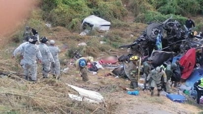 accidente : El camión cayó a barranco de más de 10 metros.