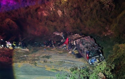 accidente : El camión cayó a barranco de más de 10 metros.