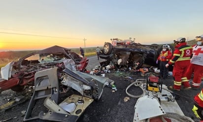 Mueren 4 personas en choque frontal en carretera Monclova