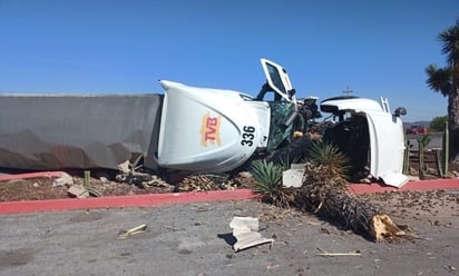 REGION: Congestión vehicular se registró en la zona, pues la caja quedó atravesada en la vialidad.
