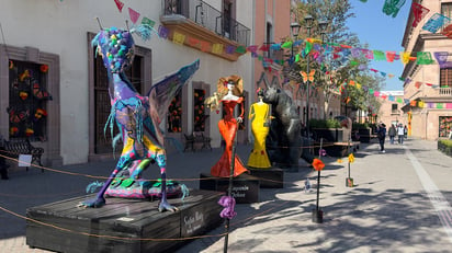 Día de Muertos: El Paseo Capital y la Plaza de Armas, famosos por sus esculturas de osos negros, reciben una nueva y colorida transformación