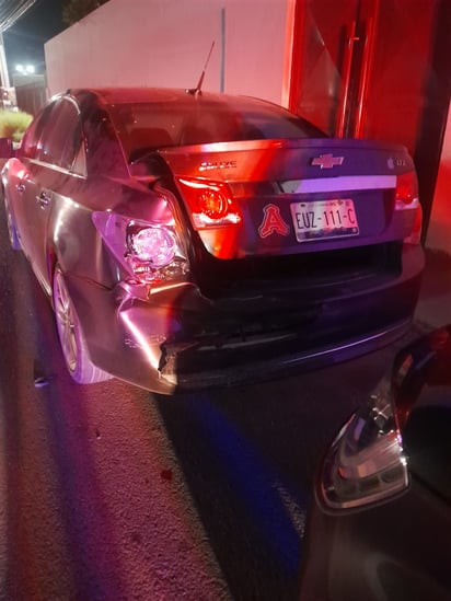 policiaca: La madrugada de hoy se registró un accidente de tránsito que involucró a tres vehículos en la calle Cuauhtémoc