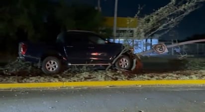 Policiaca : Abandonan camioneta tras aparatoso accidente en el bulevar República de Piedras Negras