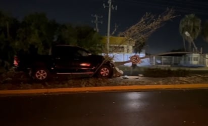 Policiaca : Abandonan camioneta tras aparatoso accidente en el bulevar República de Piedras Negras