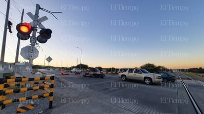 Policiaca : Algunos conductores intentaron amarrar las plumas para reestablecer el flujo, pero sus esfuerzos fueron en vano.
