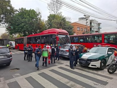 CDMX: Personal de emergencia y aseguradoras atendieron el incidente; cuatro personas fueron trasladadas al hospital.
