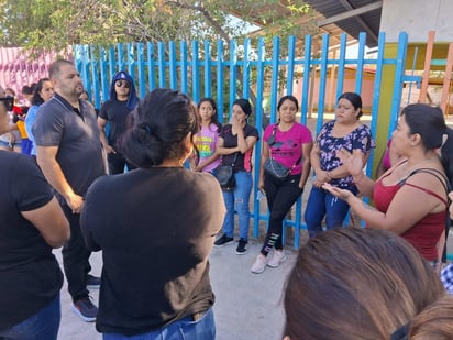 manifestación kinder : Amenazan con cerrar el kínder y no llevar más a sus hijos 