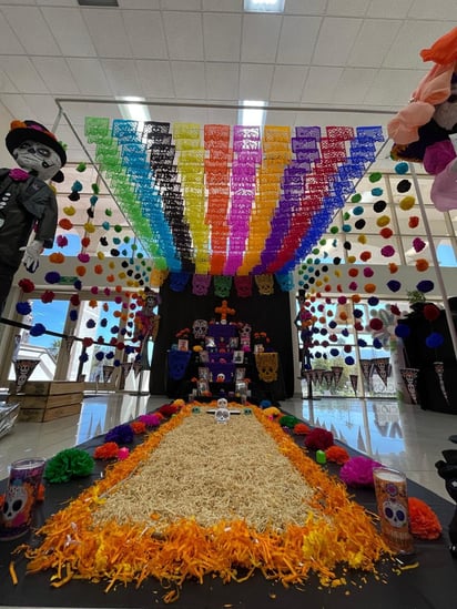 Cultura: Las organizadoras de este gran altar son Gabriela Corral, Jenny Mancha y Rosa Isela.