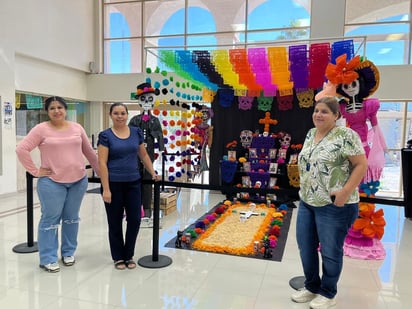 Cultura: Las organizadoras de este gran altar son Gabriela Corral, Jenny Mancha y Rosa Isela.