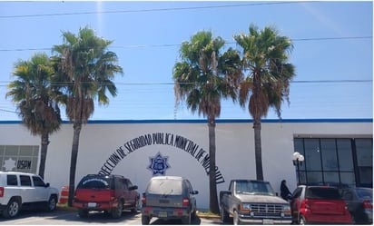 Invade carril y deja auto con las llantas al aire en el libramiento