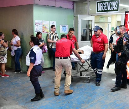 policiaca: Socorristas del Grupo de Rescate y Urgencias Médicas (GRUM) traslado al inculpado a su celda.