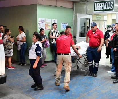 policiaca: Socorristas del Grupo de Rescate y Urgencias Médicas (GRUM) traslado al inculpado a su celda.