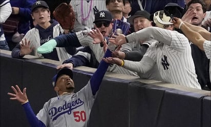 Serie Mundial : El fuerte batazo de Gleyber Torres mandó la bola elevada al jardín derecho