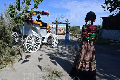 muerte exposición: La familia Salomón Moncada comenzó hace seis años a montar escenarios por el halloween y Día de Muertos con sus hijos.