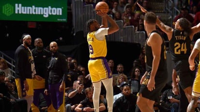 deportes: Bronny James anotó sus primeros puntos en la NBA para el deleite de los fanáticos que se quedaron hasta el final de la derrota d