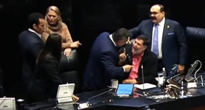 Noroña y Alito: Después de escenificar momentos muy tensos, Alejandro Moreno aceptó regresar a su escaño para pedir la palabra desde ahí.