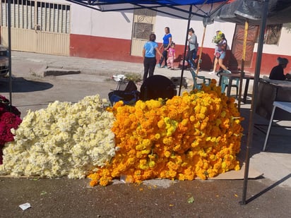 Día de Muertos: A pesar de la baja afluencia en la mañana del 1 de noviembre, los comerciantes confían en recuperar su inversión.