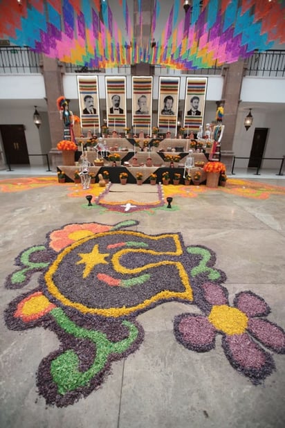 altar de muertos : El Altar de Muertos rinde homenaje a figuras históricas que han dejado una huella profunda en el estado