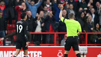 deportes: El mexicano vio la tarjeta roja antes de terminar el primer tiempo en el duelo por la jornada 10 de la Premier League