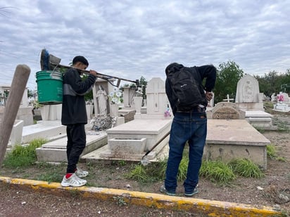 Día de Muertos: A las 9:30 am, el agua en las pilas del panteón ya se había agotado, lo que generó molestia entre los visitantes.