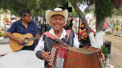 Día de Muertos: Tradición musical en el Día de Muertos en el panteón de Buena Vista