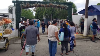 Feria del Hueso : Familias enteras acudieron a los panteones desde temprano, llevando ofrendas, comida y música para recordar a sus seres queridos