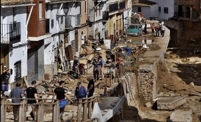 Muertos: Voluntarios con palas y rastrillos se desplazan para apoyar