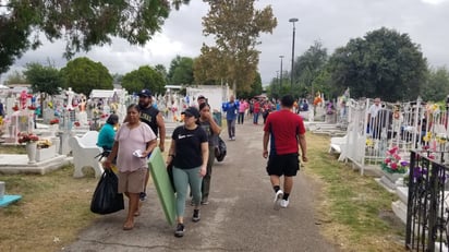 Panteones de Piedras Negras abarrotados por la feria del hueso