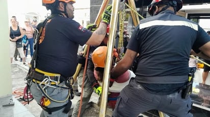 Nuevo León: Las mujeres cayeron en una tumba abierta mientras visitaban el Panteón San José en Monterrey.