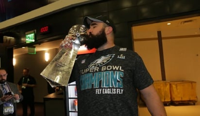 deportes: El exjugador de la NFL Jason Kelce no aguantó las críticas hacia su hermano Travis y Taylor Swift por un aficionado