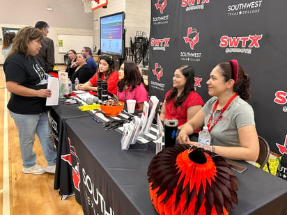 Expo Educativa: El evento también fomentó la participación de padres de familia.