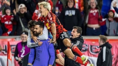 DEPORTES: Los Red Bulls eliminaron en penales al Columbus Crew, campeón defensor de la MLS, y avanzó de ronda en los playoffs.
