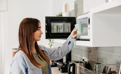 SALUD: El horno de microondas es indispensable dentro de las cocinas, sobre todo para quienes buscan recalentar su comida 