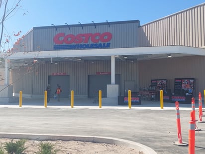 Costco: Cerca de 30 trabajadores calibran bombas de gasolina.
