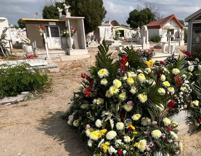 Limpieza: Por lo menos un 50% de los visitantes llevaron flores naturales a sus difuntos.