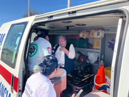 policiaca: Socorristas de ECREM acudieron en auxilio de la lesionada.