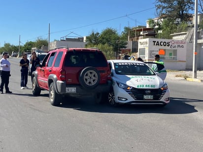 policiaca: Socorristas de ECREM acudieron en auxilio de la lesionada.