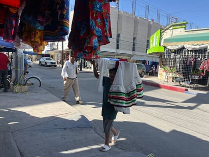 Comercio: Los conjuntos más vendidos van desde faldas floreadas y blusas campesinas de 350 pesos.