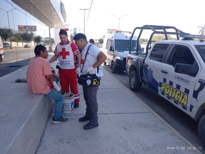 policiaca: Socorristas de Cruz Roja acudieron en su auxilio.