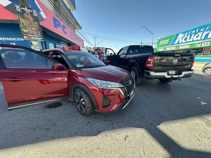 Policiaca : Tras varios intentos, los oficiales lograron someter al agresor, quien presentaba aliento alcohólico.