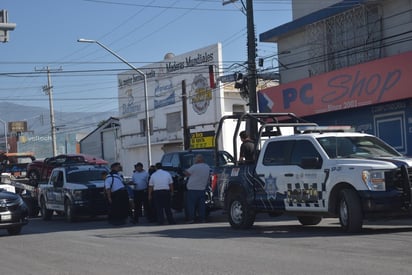 Policiaca : Tras varios intentos, los oficiales lograron someter al agresor, quien presentaba aliento alcohólico.