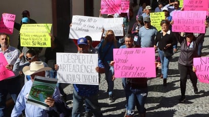 Se manifiestan por acuerdo entre Arteaga y Saltillo para distribuir el uso y abasto de agua