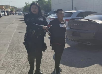 Policiaca : La mujer había sido detenida por una falta administrativa.