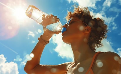 SALUD: Muchas personas piensan que beber agua embotellada es más saludable