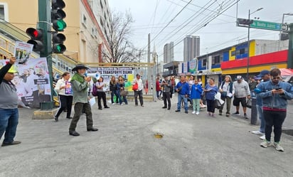 Nuevo León: Los manifestantes lanzaron la consigna “Un peso más para el transporte es un peso menos para la mesa y la comida”.