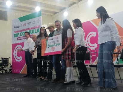 programas sociales: El gobernador Manolo Jiménez hizo entrega de equiupos ortopédicos, auditivos y becas.