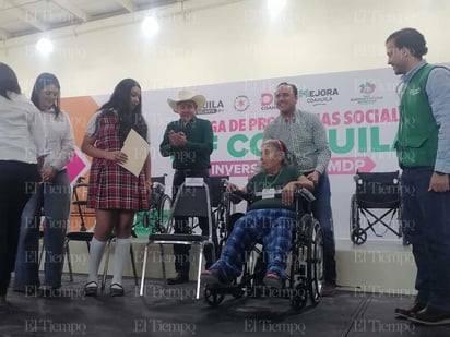 programas sociales: El gobernador Manolo Jiménez hizo entrega de equiupos ortopédicos, auditivos y becas.