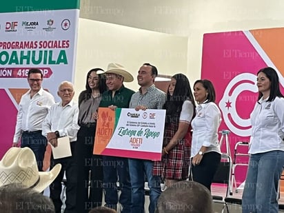 programas sociales: El gobernador Manolo Jiménez hizo entrega de equiupos ortopédicos, auditivos y becas.