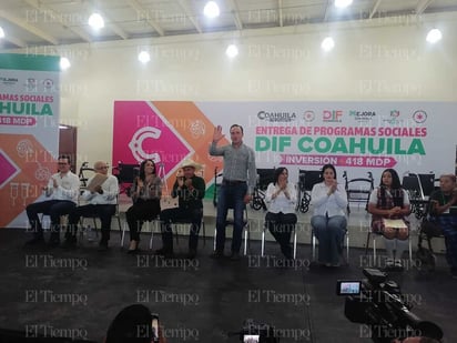 programas sociales: El gobernador Manolo Jiménez hizo entrega de equiupos ortopédicos, auditivos y becas.